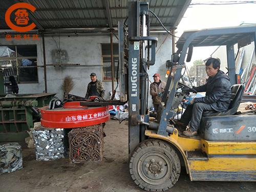 叉車用廢鋼電磁吸盤(pán)助你的搬運(yùn)工作一臂之力